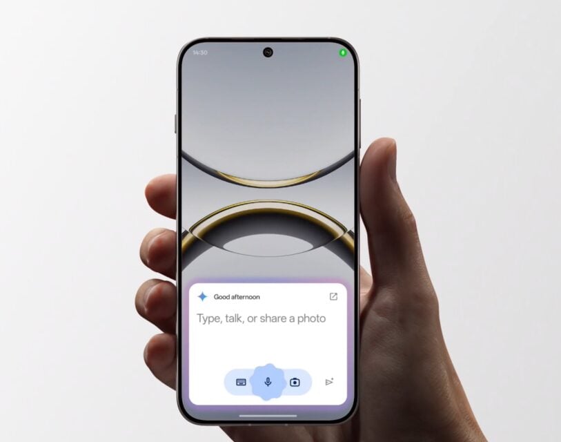 Tangan memegang oppo Temukan telepon X8 dengan Gemini diaktifkan di layar