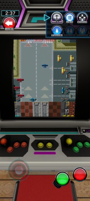 Pesawat retro kecil terbang di mesin arcade virtual