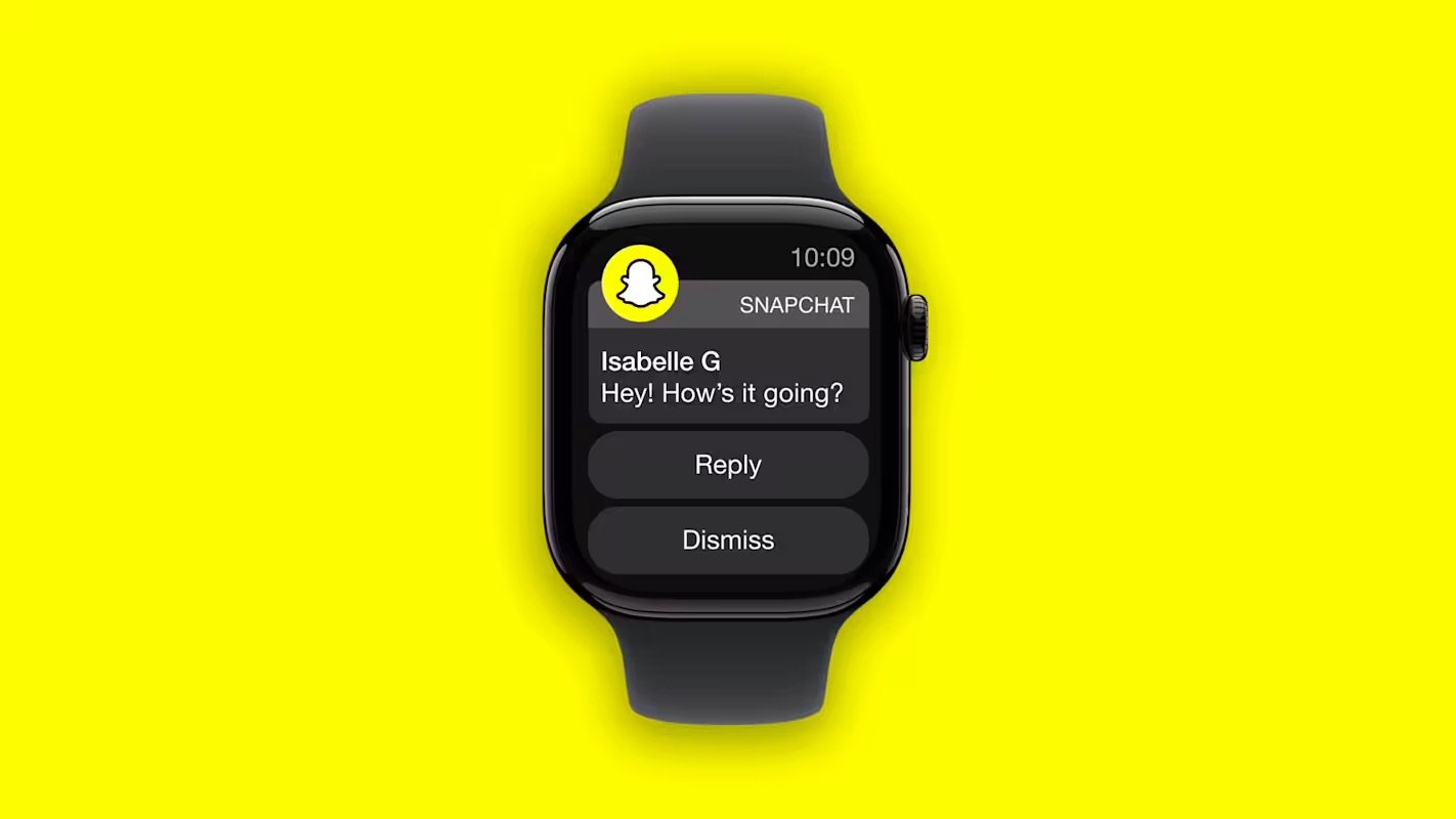 Apple Watch pada latar belakang kuning menunjukkan balasan Snapchat 